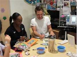 罗伯特·帕丁森(Robert Pattinson)慈善相关图集生活照相册