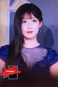 李艺彤(カチューシャガ，whitehairpin)剧场 活动素颜照壁纸