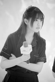 李艺彤(カチューシャガ，whitehairpin)演出素颜照相册