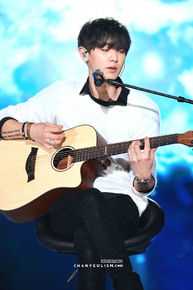 朴灿烈(（韩文名）、Park Chanyeol（官方艺名）)吉他照性感图片图集