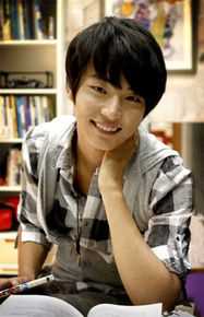 尹施允(，Yun Si Yun，ユン シユン，Yoon Si Yoon)穿透屋顶的HK 最优质剧照