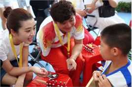 李若嘉担当公益志愿者生活照