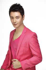 杜俊泽粉色西装前后照片