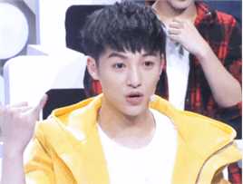 伍嘉成动图壁纸壁纸