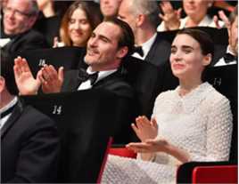 杰昆·菲尼克斯(Joaquin Phoenix)两人出席颁奖礼前后照片