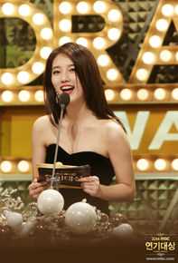 裴秀智((韩)、Suzy Bae(英)、Bae Sue Ji(罗马)、スジ(日))获奖、颁奖图图册