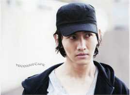 沈昌珉(，Max，チャンミン)拥抱黄金飞翔生活照