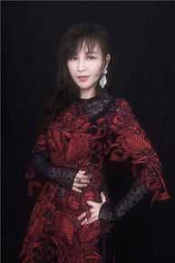 岳丽娜时尚大片 光影交错诠释高级质感