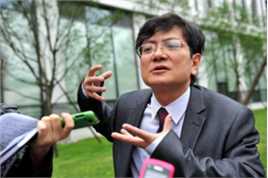 郑强接受采访前后照片