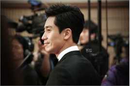 申河均(，Shin Ha-kyun，シン ハギュン)获奖情况图册前后照片