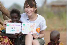 萧亚轩(Elva Hsiao)赴肯亚北部关怀当地饥饿儿童与其家庭性感图片图集