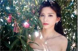 最新林思意(Sissi)在《公主披风》mv中的壁纸