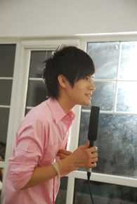 雷诺儿的个人图册素颜照壁纸