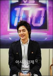 金俊(Kim Jun)参加活动的照片前后照片