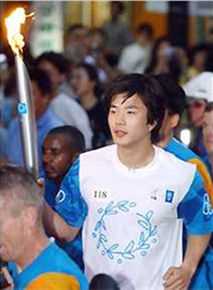 权相佑(Kwone Sang Woo、クォン サンウ)2004年雅典奥运圣火传递图片图集