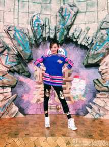 最新仇佩佩在参与《疯狂的麦咭》节目录制中的图集