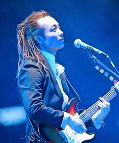 最新许巍在2005年《留声十年绝版青春》北京演唱会中的壁纸