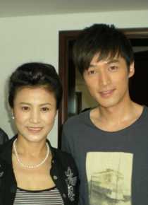 张艺心好友合影性感图片图集