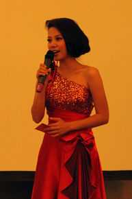 易莉(Lily)担任活动主持前后照片