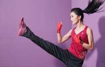 蔡卓妍变身体育宝贝,演绎高难度搏击动作_