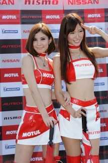 精选红裙出镜秀甜美笑容-日本赛车美女图册