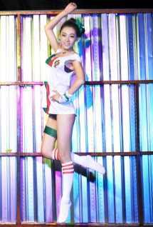 夏日游艇秀身材的足球美女