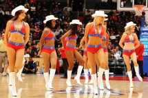 高清性感红装贺圣诞的NBA美女图集