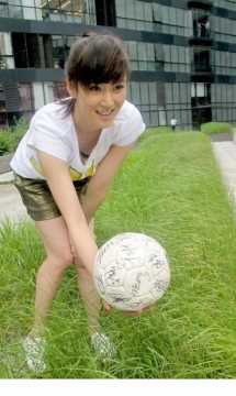 优质赵柯投怀世界杯“绿茵碰撞”,俯身玩球娇羞无限相册