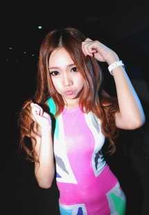 精选90后可爱嫩模夜景迷人图册