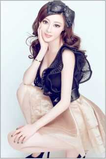 精选美女模特肖雨轩露性感美胸图册