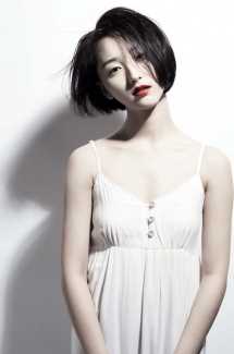 褚萌琦短发红唇展复古之美