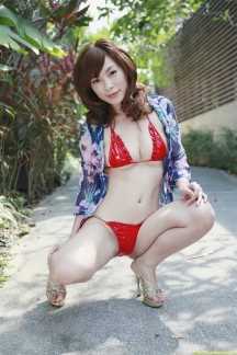 最新红色皮比基尼美女果穂壁纸