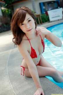 高清泳池性感比基尼美女果穂图集