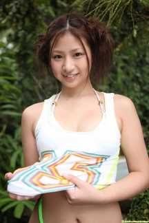 泳池性感t恤美眉佐山彩香