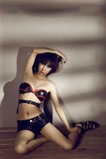 最新皮衣女子几分帅气几分性感壁纸