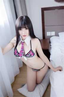 最新童颜波涛美女制服内衣私房翘臀诱惑壁纸