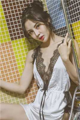 最全卫生间被征服的美妇深v蕾丝睡衣露粉峰顶玩腿交性感相册