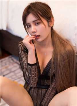 性感臀部美女打开双腿让老男人玩性开放床边蕾丝袜惑