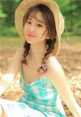 麻花辫美女户外吊带酥胸年轻的萝莉阿姨诱惑