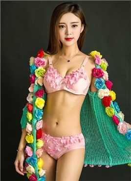 最新美胸女王蜜球颤颤演绎甜蜜惩罚内衣诱惑性感壁纸