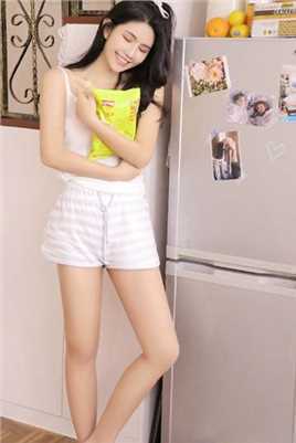 特别专辑可爱萌妹子笑容甜美吊带短裤清纯女生照片图片