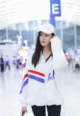 清纯少女张天爱运动服饰街头明星图片