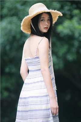 精选盛夏草帽美女暴露吊带裙香肩天鹅臂诱人图册
