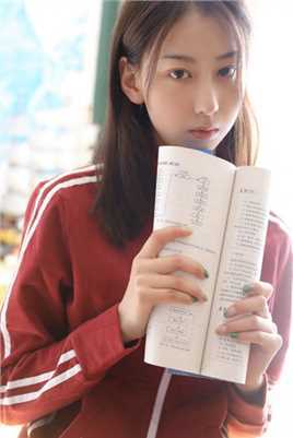 优质校园清纯运动服美女男朋友在图书馆抱着我做岁月静好图片图片