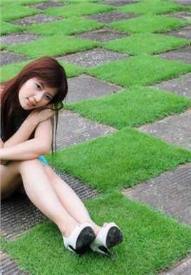 草坪上清纯素人美女户外大长腿壁纸