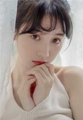 最新清纯美女极品尤物吊带酥胸惹火性感壁纸