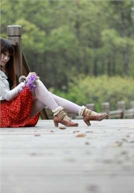 最新手捧花束的清纯白丝大长腿户外性感唯美意境图片图集