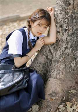 精选麻花辫美女学姐清纯氧气校园制服户外清纯图册