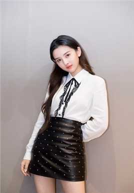 精选童颜甜美女孩宋祖儿舞台颁奖现场清纯图片图册