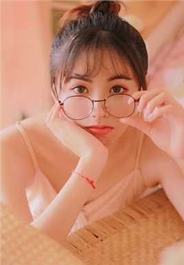 小清新少女吊带酥胸清纯可爱图片